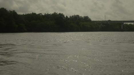 Szenische-Aufnahme-Von-Einem-Boot-Auf-Einem-Indischen-Fluss-Oder-See