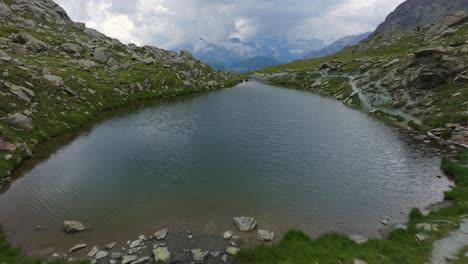 Beautiful-circled-shaped-mountain-lake-of-Valmalenco-in-Campagneda-area-in-summer-season,-Italy