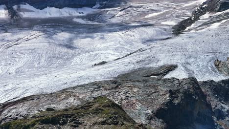 Wolkenschatten,-Die-Sich-In-Der-Sommersaison-über-Die-Gletscheroberfläche-Des-Valmalenco-In-Der-Region-Veltlin-Bewegen,-Italien