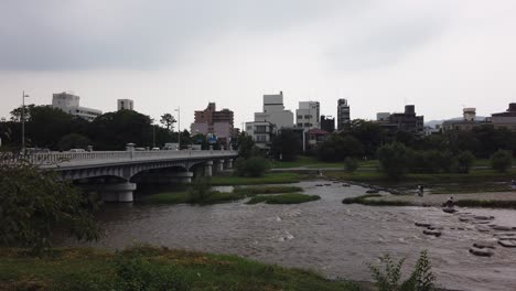 Panoramic-Afternoon-at-Kamo-River,-Central-Kyoto-City,-Urban-Japanese-Park