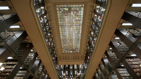 Weitwinkelobjektive-Schwenken-Im-Innenbereich-Der-Brasilianischen-Nationalbibliothek