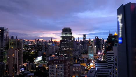 Skyline-Der-Innenstadt-Von-Bangkok,-Sonnenuntergang-Bis-Zur-Blauen-Stunde,-Zeitraffer