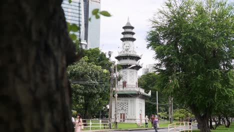 Menschen-Besuchen-Den-Lumpini-Park-In-Bangkok,-Thailand