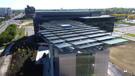 Dachsolarpaneele-Auf-Modernem-Gebäude-Der-Ohio-State-University-–-Neubau-–-Luftdrohne