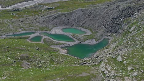 Agua-Esmeralda-Del-Lago-De-Montaña-En-Temporada-De-Verano-En-Valmalenco-De-Valtellina-En-El-Norte-De-Italia