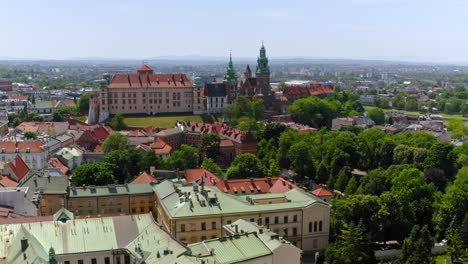 Cracovia,-Wawel,-Polonia,-Antiguos-Palacios-Y-Castillos-Históricos,-Impresionantes-Vistas-Aéreas.