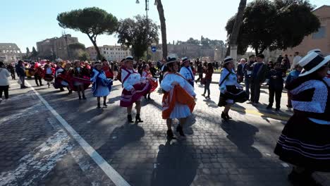 Mujeres-Peruanas-Bailando-Con-Polleras-Tradicionales-Durante-Un-Carnaval-Latinoamericano-En-Roma,-Capital-De-Italia.