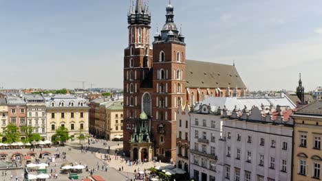 Cracovia,-Polonia,-Antiguos-Palacios-Y-Castillos-Históricos,-Impresionantes-Vistas-Aéreas