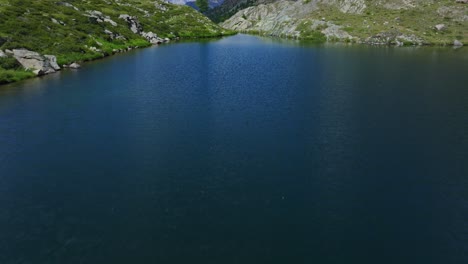 Increíble-Agua-De-Color-Azul-De-Un-Pequeño-Lago-De-Montaña-En-Valmalenco,-En-El-Norte-De-Italia.