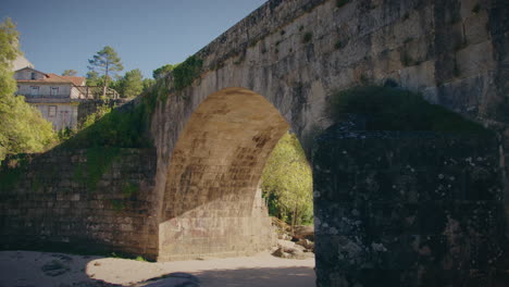 Römische-Brücke-In-Alcafache-Viseu-Portugal-Zeitlupen-Gimbal-Aufnahme