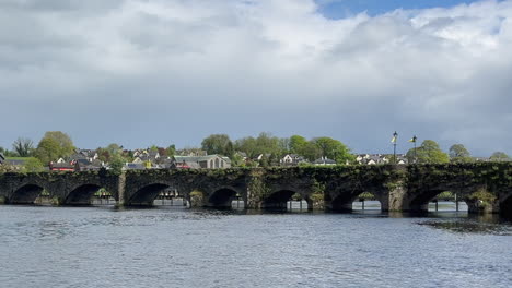 Moos-Und-Farne-Wachsen-Auf-Der-Mittelalterlichen-Steinbogenbrücke-In-Clare,-Irland