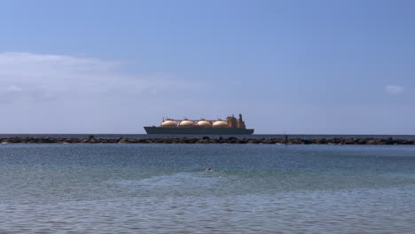 Gigante-Marino:-Petrolero-Transporta-GNL-Por-Las-Costas-De-Tenerife