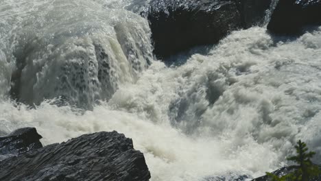 Ein-Kleiner-Wasserfall,-Wasser-Fließt-über-Felsen-Im-Yoho-Nationalpark-In-Kanada