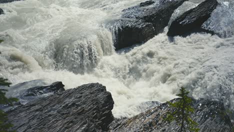 Una-Pequeña-Caída-De-Agua-En-El-Parque-Nacional-Yoho,-Agua-Que-Fluye-Sobre-Rocas-En-Canadá