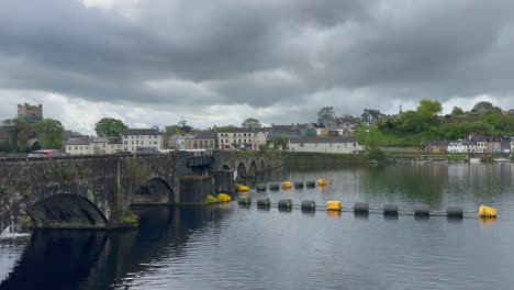 Alte-Steinbogenbrücke-Von-Killaloe-über-Den-Fluss-Shannon-In-Clare,-Irland