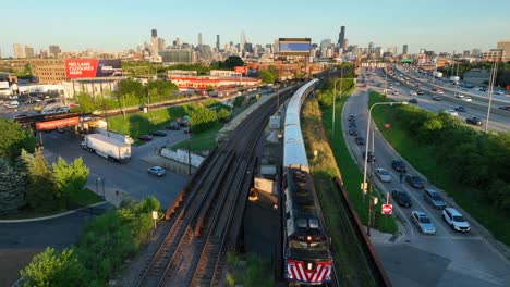 Tren-Y-Tráfico-En-El-Suburbio-De-Chicago.