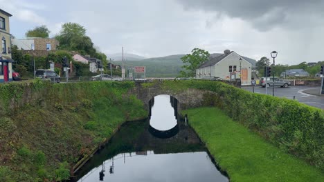 Puente-De-Arco-De-Piedra-Cruza-El-Canal-Del-Lado-Del-Río-En-Irlanda-Killaloe-Verde