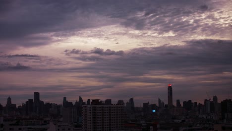 Bangkok-Zeitraffer-Mit-Violettem-Himmel-über-Der-Hauptstadt,-Der-In-Einer-Silhouette-Endet,-Thailand
