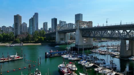 Flug-über-Die-Boote,-Die-Im-Yachthafen-Unter-Der-Burrard-Street-Bridge-In-Richtung-Innenstadt-Von-Vancouver-In-Kanada-Festgemacht-Haben