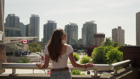Young-girl-in-Toronto,-Aquarium-Toronto-in-the-background