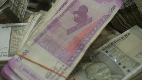 Stapel-Indischer-Rupien-Banknoten-Unterschiedlichen-Werts,-Bündel-Bargeld,-Viel-Bargeld,-2000--Und-500-Rupien-Banknoten,-Nahaufnahme