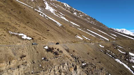 Drone-Siguiendo-Un-Automóvil-En-El-Valle-De-Spiti-Himachal-Pradesh-Montaña-De-Arena-India