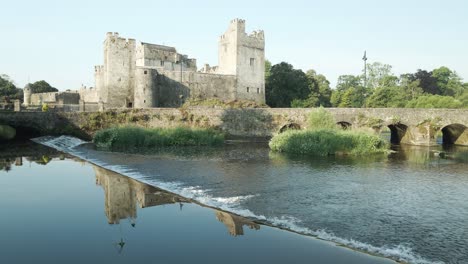Eine-Flussinselfestung-Von-Cahir-Castle-In-Der-Grafschaft-Tipperary,-Irland
