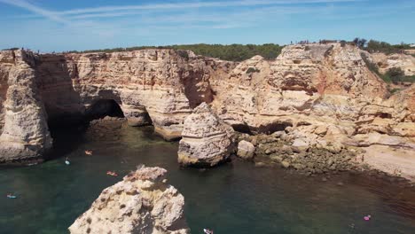Flug-über-Praia-Da-Marinha-An-Der-Algarve,-Portugal