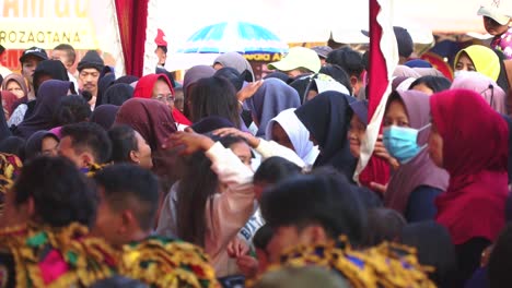 Eine-Menge-Zuschauer-Schaut-Sich-Eine-Aufführung-An-–-Indonesien