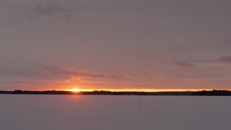 Zeitraffer-Eines-Sonnenuntergangs-Auf-Einem-Großen-Weißen,-Schneebedeckten-Feld-In-Norwegen,-Skandinavien