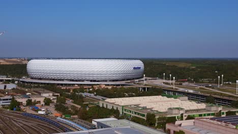 Gran-Vista-Aérea-Superior-Vuelo-Bávaro-Munich-Arena-Estadio-Equipo-Nacional-De-Fútbol-Alemania,-Verano-Soleado-Cielo-Azul-Día-23