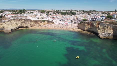 Vista-Panorámica-De-La-Playa-De-Carvoeiro-Y-El-Paisaje-Urbano