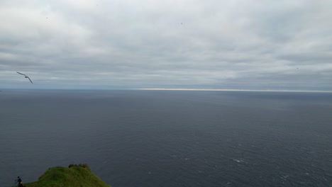 Menschen-Wandern-Rund-Um-Den-Leuchtturm-Von-Kallur,-Während-Möwen-Auf-Den-Färöer-Inseln-Fliegen