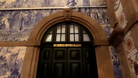 Außeneingangstür-Von-Sao-Bento-Mit-Dekorierten-Wänden-Mit-Fliesen-In-Porto