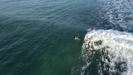 Hohe-Drohnenansicht-Eines-Surfers,-Der-In-Der-Nähe-Von-Gracetown-Im-Westen-Australiens-Auf-Einer-Welle-Reitet