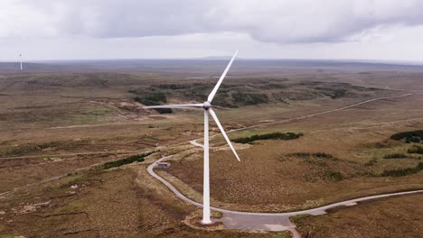 Luftaufnahme-Der-Rotorblätter-Einer-Windkraftanlage,-Die-Sich-Dreht-Und-Strom-Erzeugt