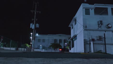 Autos-Fahren-Nachts-Zwischen-Gebäuden-In-Puerto-Rico