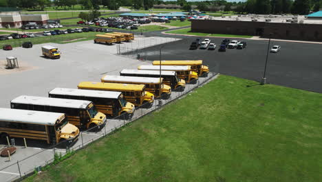 Autobuses-Escolares-En-El-Estacionamiento-En-Siloam-Springs,-Arkansas,-EE.UU.