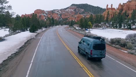 Traveller's-Van-Diving-In-The-Road-To-The-Bryce-Canyon-National-Park-During-Winter-In-Utah,-USA