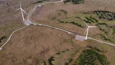 Drohnenaufnahme-Eines-Windparks,-Der-An-Einem-Bewölkten-Tag-Auf-Der-Isle-Of-Lewis-Arbeitet