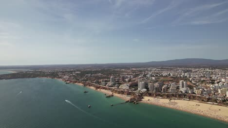 Touristische-Portugiesische-Stadt-Portimao,-Luftaufnahme-An-Einem-Sonnigen-Tag-Im-Süden-Portugals,-Algarve