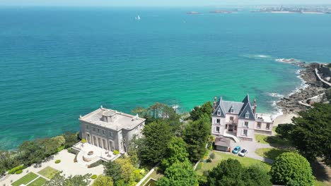 Dinard-Bretagne-Frankreich-Azurblaues,-Kristallklares-Meer-Großes-Haus-Auf-Einer-Klippe-Drohne,-Antenne