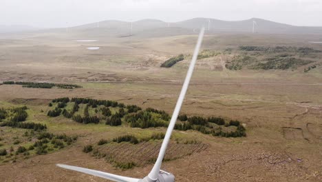 Kippbare-Drohnenaufnahme-Einer-Windkraftanlage-Auf-Einem-Moorland-Auf-Den-äußeren-Hebriden