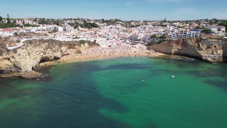 Vista-Panorámica-De-La-Playa-De-Carvoeiro-Y-El-Paisaje-Urbano