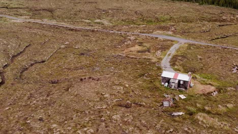 Drohnenaufnahme-Einer-Moorlandschaft-Und-Eines-Windparks-Auf-Der-Isle-Of-Lewis