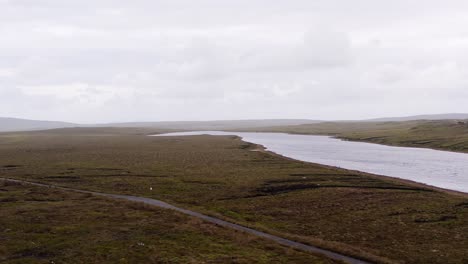 Drohnenaufnahme-über-Einem-Moorgebiet-Auf-Der-Isle-Of-Lewis-Mit-Torfabbaubänken