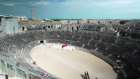 Nîmes-arenas-from-the-empty-interior-in-broad-daylight