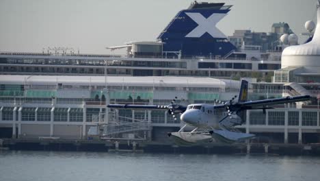 Zeitlupenaufnahme-Eines-Wasserflugzeugs-Der-Harbour-Air-Twin-Otter,-Das-Im-Hafen-Von-Vancouver-Fliegt
