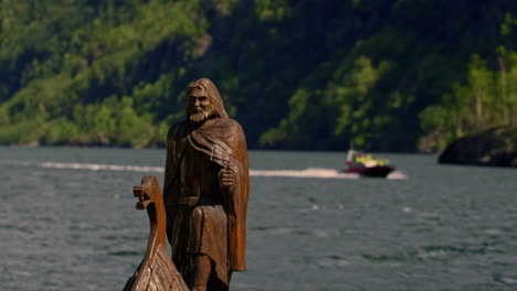 Aufnahme-Einer-Nachbildung-Eines-Hölzernen-Wikingerschiffs,-Das-An-Einem-Sonnigen-Tag-An-Der-Küste-Im-Norwegischen-Viking-Valley-Angedockt-Ist