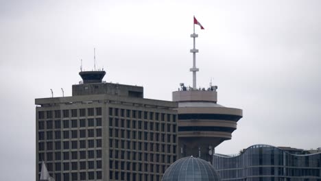 Bandera-Canadiense-En-La-Cima-Del-Rascacielos-Del-Centro-Del-Puerto-En-Vancouver